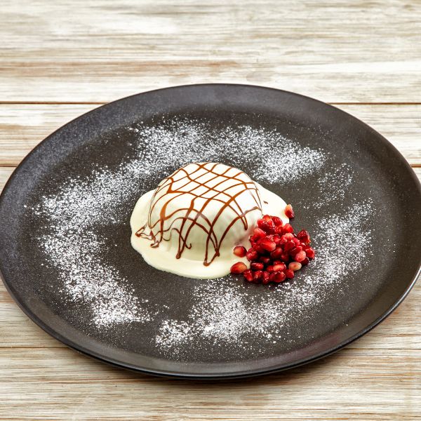 Czekoladowe soufflé z sosami malinowym i karmelowym